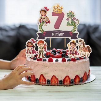 Gâteau d’anniversaire chevaliers décoré du cake topper au prénom et de ses quatre petites figurines à imprimer