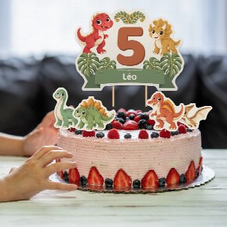 Gâteau d’anniversaire dinosaures décoré du cake topper au prénom et de ses quatre petites figurines à imprimer