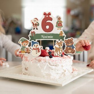 Gâteau de Noël décoré du cake topper au prénom et de ses quatre petites figurines à imprimer