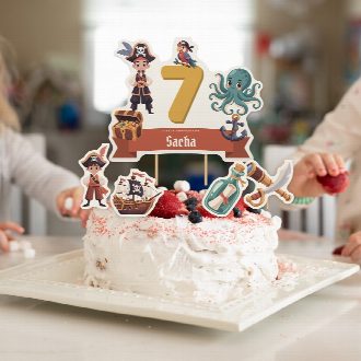 Gâteau d’anniversaire pirates décoré du cake topper au prénom et de ses quatre petites figurines à imprimer