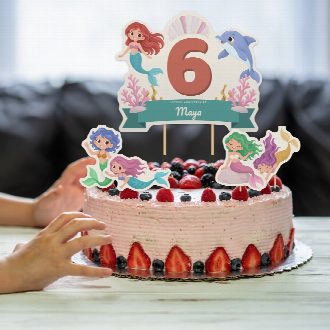 Gâteau d’anniversaire sirènes décoré du cake topper au prénom et de ses quatre petites figurines à imprimer