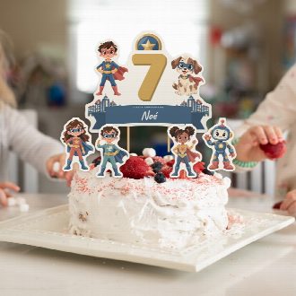 Gâteau d’anniversaire super-héros décoré du cake topper au prénom et de ses quatre petites figurines à imprimer
