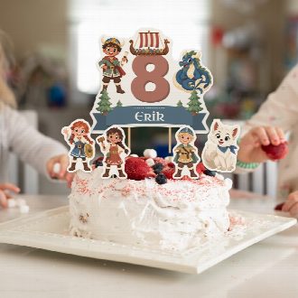 Gâteau d’anniversaire vikings décoré du cake topper au prénom et de ses quatre petites figurines à imprimer