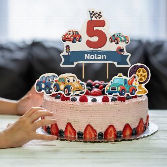 Gâteau d’anniversaire voitures décoré du cake topper au prénom et de ses quatre petites figurines à imprimer