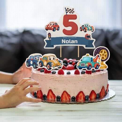 Gâteau d’anniversaire voitures décoré du cake topper au prénom et de ses quatre petites figurines à imprimer