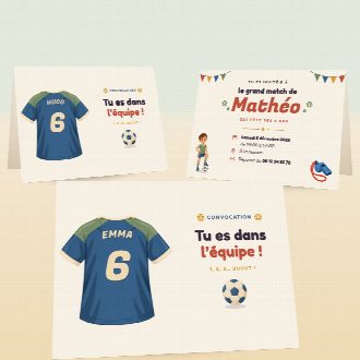 Cartes d’invitation d’anniversaire football pliées, au prénom de chaque invité(e), la date et le lieu de la fête au verso