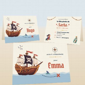 Cartes d’invitation d’anniversaire pirates pliées, au prénom de chaque invité(e), la date et le lieu de la fête au verso