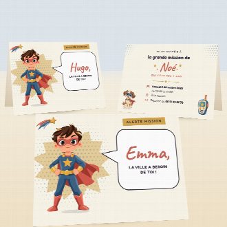 Cartes d’invitation d’anniversaire super-héros pliées, au prénom de chaque invité(e), la date et le lieu de la fête au verso