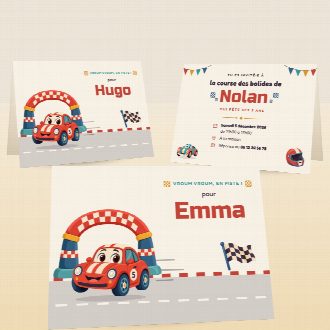 Cartes d’invitation d’anniversaire voitures pliées, au prénom de chaque invité(e), la date et le lieu de la fête au verso