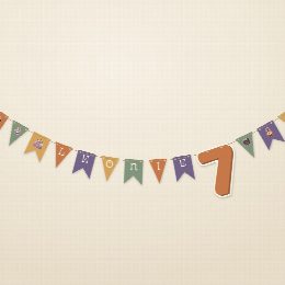 Guirlande d’anniversaire Halloween suspendue : le prénom de l’enfant fanion par fanion et le grand chiffre de son âge, à imprimer