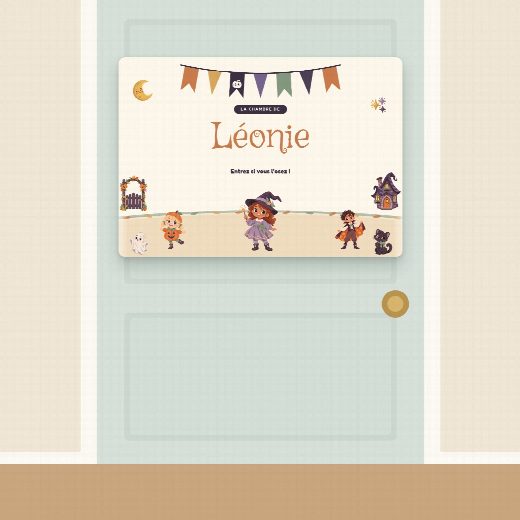 Plaque de porte Halloween au prénom de l’enfant, fixée sur la porte de sa chambre