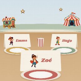 Porte-prénoms cirque à imprimer, pliés et posés sur la table de fête devant les assiettes, au prénom de chaque invité(e)