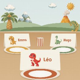 Porte-prénoms dinosaures à imprimer, pliés et posés sur la table de fête devant les assiettes, au prénom de chaque invité(e)