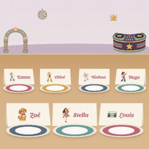 Table d’anniversaire disco : un porte-prénom à imprimer devant chaque assiette, au prénom de chaque enfant