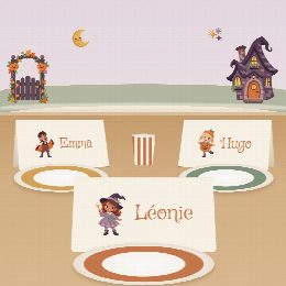 Porte-prénoms Halloween à imprimer, pliés et posés sur la table de fête devant les assiettes, au prénom de chaque invité(e)