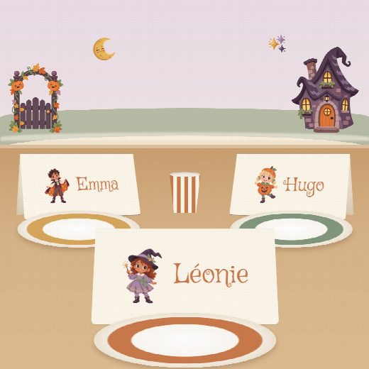 Porte-prénoms Halloween à imprimer, pliés et posés sur la table de fête devant les assiettes, au prénom de chaque invité(e)