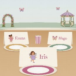 Porte-prénoms papillon à imprimer, pliés et posés sur la table de fête devant les assiettes, au prénom de chaque invité(e)
