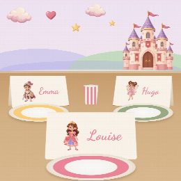 Porte-prénoms princesses à imprimer, pliés et posés sur la table de fête devant les assiettes, au prénom de chaque invité(e)