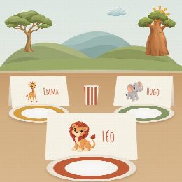 Porte-prénoms safari à imprimer, pliés et posés sur la table de fête devant les assiettes, au prénom de chaque invité(e)