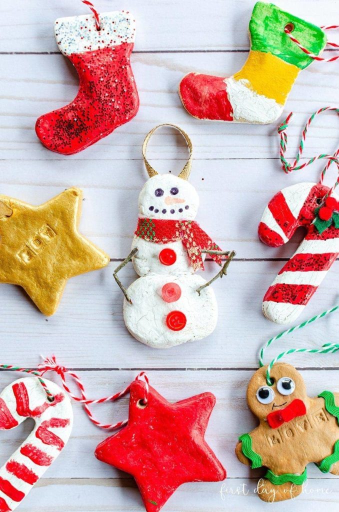 Décorations de sapin en pâte à sel peintes : bonhomme de neige, botte, étoiles et sucres d'orge
