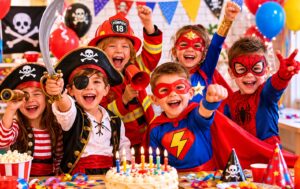 Enfants déguisés en pirate, pompier et super-héros faisant la fête autour du gâteau, thèmes d'anniversaire pour garçon