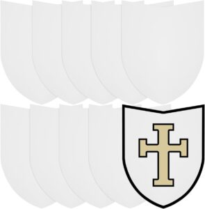 Boucliers blasons blancs à décorer, dont un modèle à croix dorée, pour l'activité d'accueil des chevaliers