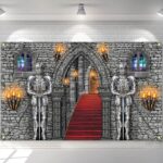 Toile de fond château fort : mur de pierre, armures de chevaliers, torches et tapis rouge pour la déco
