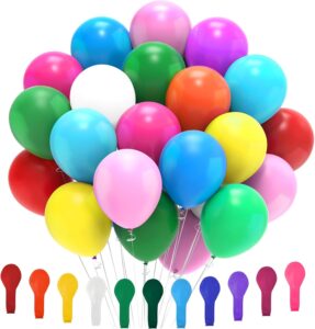Gros bouquet de ballons de baudruche multicolores gonflés, prêts pour les défis d'une soirée entre amis
