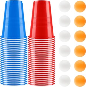 Kit de beer pong : gobelets en plastique rouges et bleus empilés avec balles de ping-pong blanches et orange