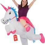 Costume gonflable de licorne à chevaucher porté par une adulte coiffée d'un chapeau de fête