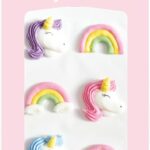 Décors en sucre pour gâteau : trois licornes et trois arcs-en-ciel pastel sous blister