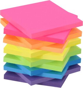 Pile de blocs de notes repositionnables multicolores, accessoire du défi post-it à relever entre amis