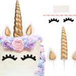 Décor de gâteau licorne à corne dorée, oreilles et cils noirs posé sur un layer cake à rosaces pastel