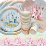 Vaisselle jetable rose pastel : assiettes, gobelets et serviettes ornés d'un château de princesse