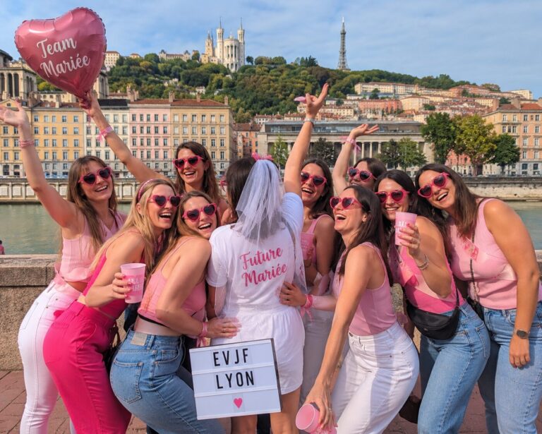 Groupe d'amies en EVJF à Lyon au bord de la Saône, pancarte EVJF Lyon et ballon Team Mariée