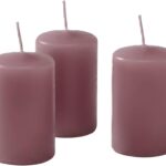 Trois bougies cylindriques prune, touche de couleur profonde pour une table de mariage automnale