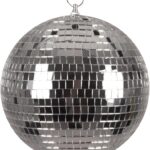 Boule à facettes argentée suspendue par son anneau, pièce maîtresse d'une décoration disco