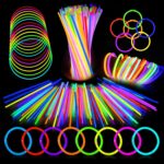 Lot de bâtons fluo et de bracelets lumineux multicolores brillant dans le noir pour une soirée disco