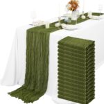 Table de mariage dressée avec un chemin en gaze vert olive et des bougies blanches