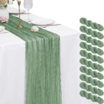 Chemin de table en gaze vert sauge sur nappe blanche, livré en lot pour toute la salle