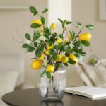 Branches de citrons artificiels dans un vase en verre, décor de mariage aux airs méditerranéens