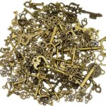 Lot de clés anciennes en bronze, marque-places ou porte-bonheur pour un mariage vintage