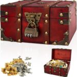 Coffre au trésor en bois vieilli fermé par un cadenas à code, rempli de pièces d'or et de bijoux