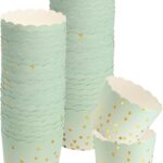 Grandes caissettes à cupcakes vert d'eau à pois dorés et bord festonné, prêtes pour le buffet