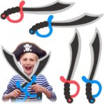 Quatre sabres en mousse à poignées bleues et rouges et un enfant coiffé d'un chapeau de pirate
