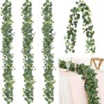 Longues guirlandes d'eucalyptus artificiel aux feuilles rondes, dont une posée en chemin de table