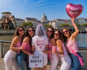 Groupe d'amies en EVJF à Nantes au bord de l'eau, pancarte EVJF Nantes et ballon Team Mariée