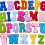 Alphabet de patchs lettres en tissu chenille multicolore, à coudre sur un sac de rentrée