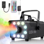 Machine à fumée LED-500 noire avec télécommande, projetant un nuage coloré sur la piste de danse