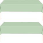 Deux nappes rectangulaires vert sauge posées sur des tables de fête, base de la déco anniversaire dinosaure